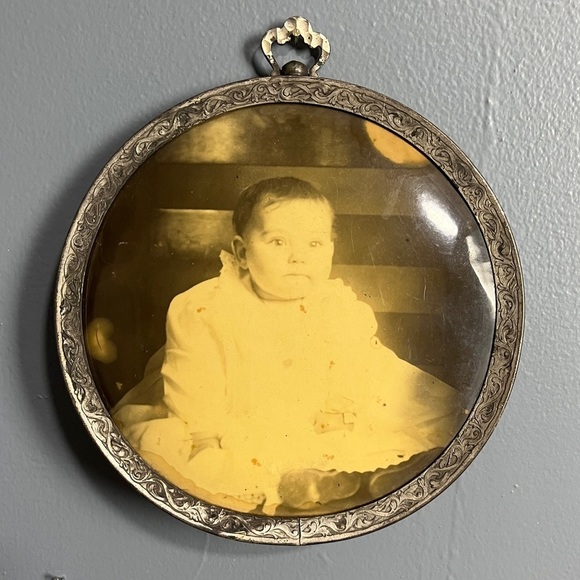 Antique Tintype Victorian Baby Photo in Ornate Round Picture Frame - Picture 14 of 14